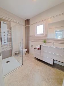 A bathroom at Villa Las Tres J