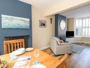 uma sala de estar com uma mesa de jantar e um sofá em Leo's Place em Weymouth