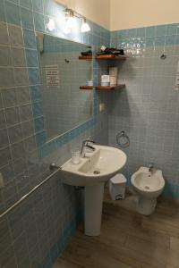 ein Bad mit einem Waschbecken und einem WC in der Unterkunft B&B Cavalieri in San Felice Circeo