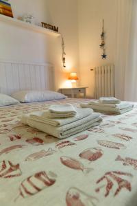 two beds with towels on top of a bed at B&B Cavalieri in San Felice Circeo