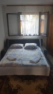 - un grand lit dans une chambre avec 2 fenêtres dans l'établissement Oaza Mira, à Sarajevo