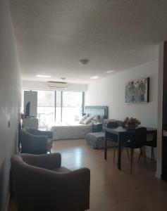 sala de estar con sofá y mesa en Edificio Go Pocitos, en Montevideo