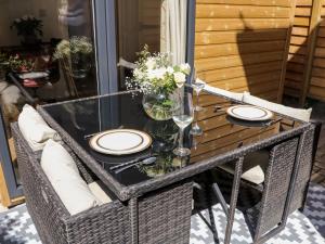 uma mesa de jantar com cadeiras e uma mesa de vidro em Garden Suite em Dronfield