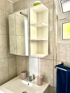 塔烏里托的住宿－apartmant Adrian Vista Taurito，一间带水槽和镜子的浴室