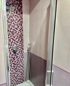 een douche met een glazen deur in de badkamer bij Napoli centro casa con due camere e cucina in Napels