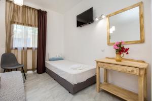 Postel nebo postele na pokoji v ubytování Marti Garden Suites