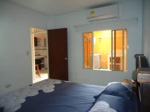 1 dormitorio con cama azul y espejo en Apartamento amoblado Neiva¡! capacidad 2 personas, en Neiva