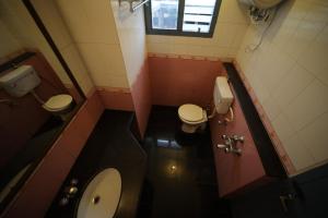 uma pequena casa de banho com 2 WC e um lavatório em Jayaraj Residency em Kodaikānāl mais 22 fotografias