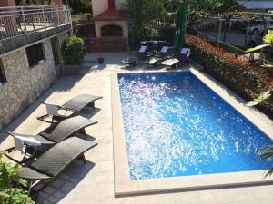 Bazén v ubytování Villa Dijana 2 nebo v jeho okolí