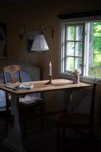 Henneviken BnB في Ed: وجود شمعة جالسة على طاولة بجانب النافذة