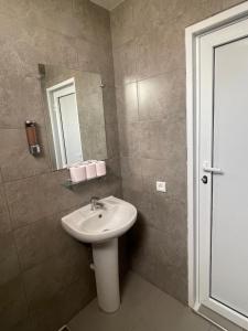 uma casa de banho com um lavatório e um espelho em Appartement Résidence Yassmina em Tânger