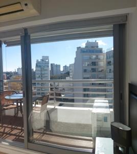 Un balcón con vista al horizonte de la ciudad. en Edificio Go Pocitos, en Montevideo