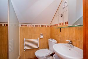 łazienka z toaletą i umywalką w obiekcie Pokoje Gościnne IDALIA w Karwii