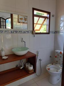 ein Badezimmer mit Waschbecken und Toilette in der Unterkunft Recanto das Flores Lofts - Ilha Grande Rj in Abraão + 119 Fotos