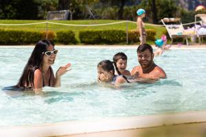 een groep mensen in een zwembad bij Borgo di Fiuzzi Resort & SPA in Praia a Mare