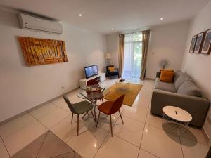 a living room with a couch and a table at ‪Luxury One Bed Apt w/Balcony in Cantonment in Accra