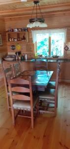 uma mesa de jantar e cadeiras numa cozinha em Vila Mera em Pabradė