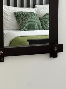 阿克拉的住宿－‪Luxury One Bed Apt w/Balcony in Cantonment，一面墙上的镜子,床边