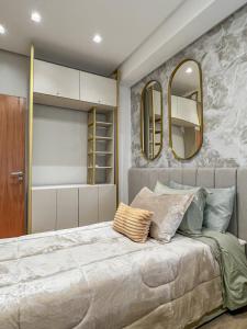 Katil atau katil-katil dalam bilik di Apto moderno com lareira, piscina aquecida e infra completo em Gramado +38 gambar