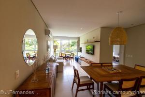 a kitchen and dining room with a table and chairs at A23 - Conforto junto a natureza - Praia de Camburyzinho in São Sebastião