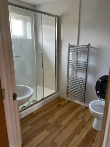 La salle de bains est pourvue d'une douche, de toilettes et d'un lavabo. dans l'établissement Workers & Visitors- Gainford 4Bedrooms, à Walsgrave on Sowe