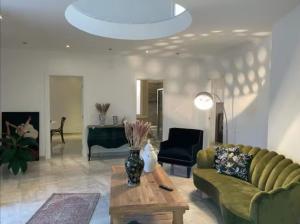 烏賈諾拉基耶薩的住宿－Dimora Santi Medici，客厅配有绿色沙发和桌子