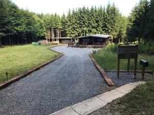 拉罗什-阿登dardennen的建筑物前有标志的碎石路