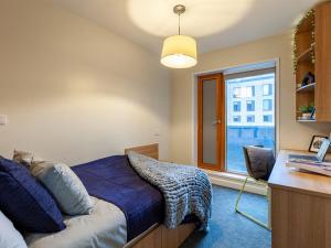 レディングにあるFor Students Only - Private Cosy Ensuite sat Kendrick Hall in Readingのベッドルーム(ベッド1台、窓付)