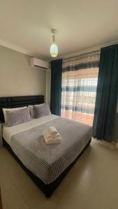 um quarto com uma cama com duas toalhas em Appartement Résidence Yassmina em Tânger