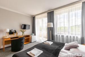Postel nebo postele na pokoji v ubytování Hotel Helios 300m od Krupówek nowy BASEN od 12 lipca