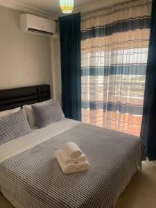 um quarto com uma cama com duas toalhas em Appartement Résidence Yassmina em Tânger