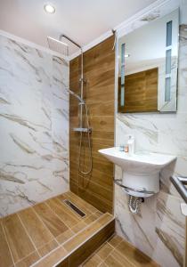 Koupelna v ubytování Marti Garden Suites