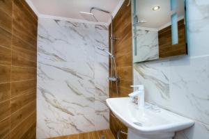 Koupelna v ubytování Marti Garden Suites