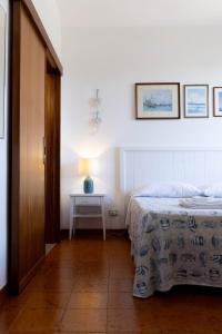 een slaapkamer met een bed en een tafel met een lamp bij B&B Cavalieri in San Felice Circeo