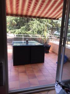 a view of a hot tub through a window at Maison 90 m2, 5 min du Port, 15 min des Criques à Pied in Port-Vendres