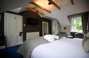 Un dormitorio con una gran cama blanca y una ventana en Rockview en Portree