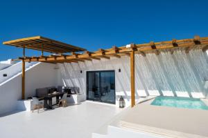 Casa blanca con piscina y pérgola de madera en Superior Santorini Villa 1 Bedroom Villa Thea Private Heated Jacuzzi Beautiful Sea Views Imerovigli, en Imerovigli