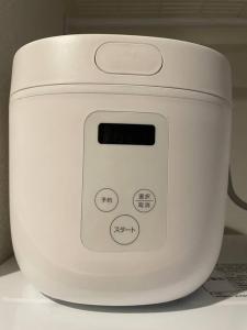 a white toaster sitting on top of a counter at 箱根湯本から一駅。大正〜昭和の家具に囲まれた、緑香るウッドテラスのある宿。高台から小田原の街を一望　 in Odawara