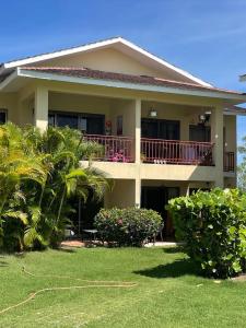 uma casa com varanda e algumas plantas em Luxury apto 3 rooms+pool+ campo de golf. Cocotal em Punta Cana