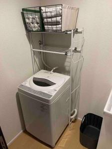 Mynd úr myndasafni af 箱根湯本から一駅。大正〜昭和の家具に囲まれた、緑香るウッドテラスのある宿。高台から小田原の街を一望　 í Odawara