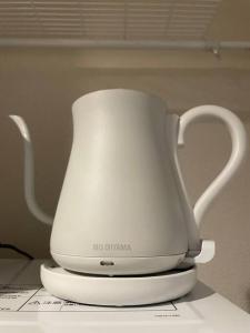 Kaffi- og teaðstaða á 箱根湯本から一駅。大正〜昭和の家具に囲まれた、緑香るウッドテラスのある宿。高台から小田原の街を一望　