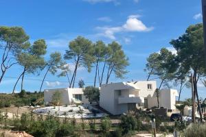 una casa nel deserto con alberi sullo sfondo di Villa design vue panoramique a Grabels