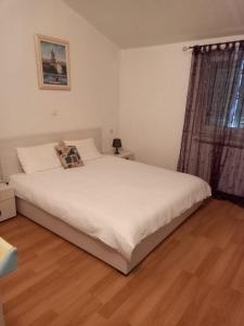 拉賓的住宿－Vila Leiva，卧室设有一张白色大床和一扇窗户。