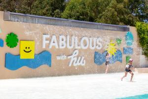 zwei Leute, die am Strand Frisbee spielen in der Unterkunft Fabulous village in Casal Palocco