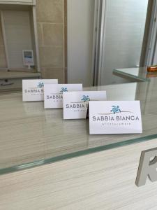 トッレ・ラピッロにあるSabbia Bianca Affittacamereの四面白いガラス張りのカウンタートップ