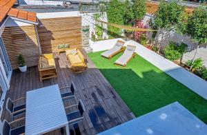 an overhead view of a patio with chairs and grass at casaplayasanxenxo in Sanxenxo