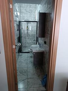 W łazience znajduje się umywalka i prysznic. w obiekcie Uzungöl-Daire-Apart-Kiralık w mieście Çaykara