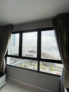 Zimmer mit einem großen Fenster in einem Gebäude in der Unterkunft Shah Alam @ Hyde Tower I-City in Shah Alam