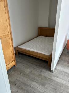 Postel nebo postele na pokoji v ubytování Schöne einfache Ferienwohnung zwischen Meer und Zentrum
