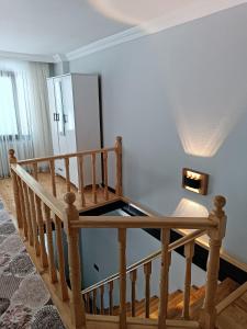 Pokój z drewnianymi schodami i lustrem w obiekcie Uzungöl-Daire-Apart-Kiralık w mieście Çaykara